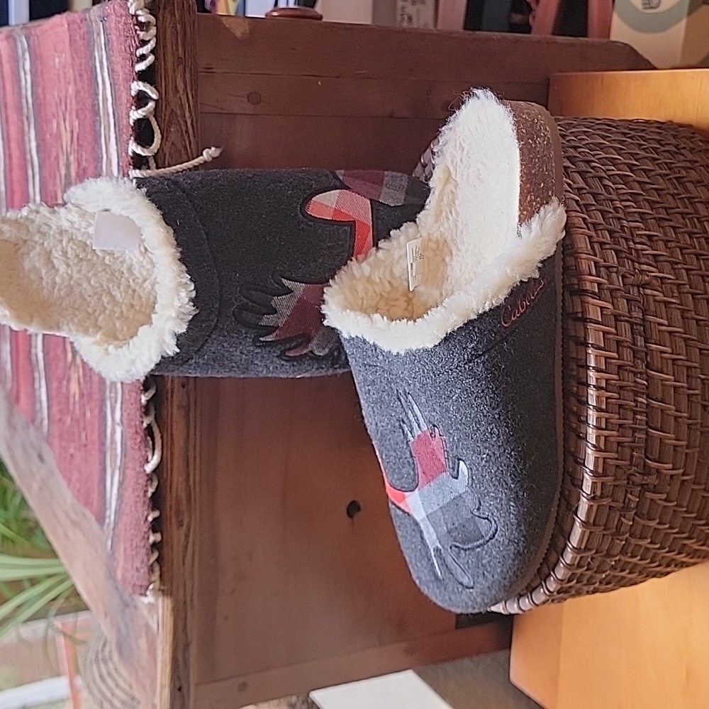 Cabelas hardly worn sheep lining scuff slippers plaid moose decor